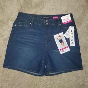 Size 18w 2 button Jean shorts🍒